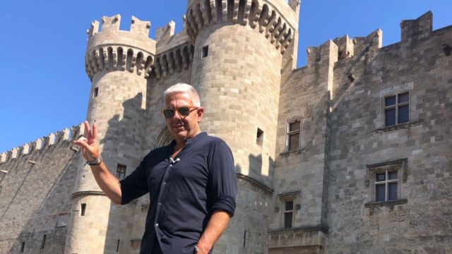 «Πάμε Ρόδο τώρα!»: Ο Τάσος Δούσης στηρίζει τον τουρισμό στο ταλαιπωρημένο νησί και σας βρήκε δωμάτιο, σε 5αστερο ξενοδοχείο, με 70 ευρώ!