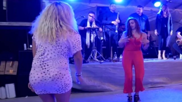 Όλα τα μωρά στην πίστα: Δίμετρες κουκλάρες “ρίχνουν” το μαγαζί με το τσιφτετέλι τους (video)