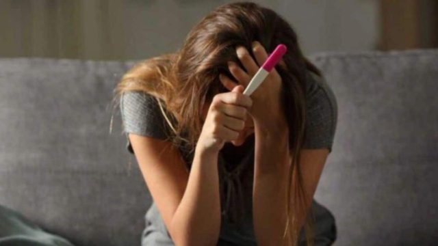 «Γέννησα το παιδί του καθηγητή μου στο Λύκειο. 12 χρόνια μετά τον έψαξα στο facebook & “πάγωσα” με αυτό που είδα»