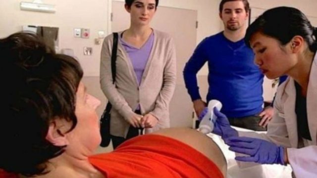 52χρονη έγκυος κυοφορεί τα δίδυμα παιδιά του γαμπρού της – Όταν οι γιατροί είδαν τον υπέρηχο «πάγωσαν» (Video)