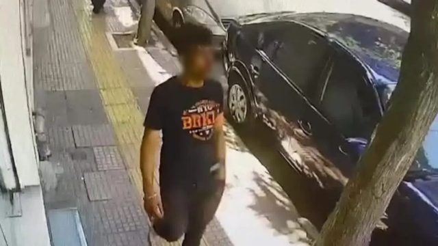 Άγρια δολοφονία 46χρονης στον Άγιο Παντελεήμονα: Βίντεο – ντοκουμέντο καταγράφει τον φερόμενο δράστη μετά το φονικό
