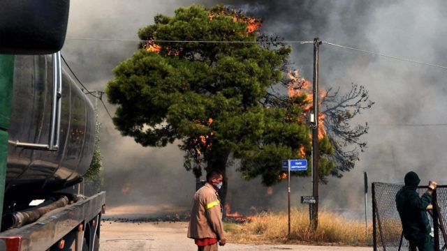 Άσχημη εξέλιξη στο Λουτράκι: Εκκενώνονται ο Άγιος Χαράλαμπος και το Πανόραμα