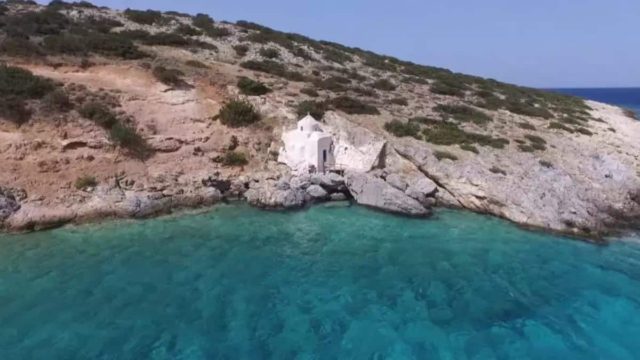 Απόκρημνο και μαγευτικό: Το εκκλησάκι που έχτισε ένας ναυαγός στις Κυκλάδες πάνω στα βράχια