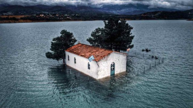 Ομορφιά που «κόβει» την ανάσα: Το εκκλησάκι που βυθίζεται κάθε ημέρα και ίσως χαθεί για πάντα