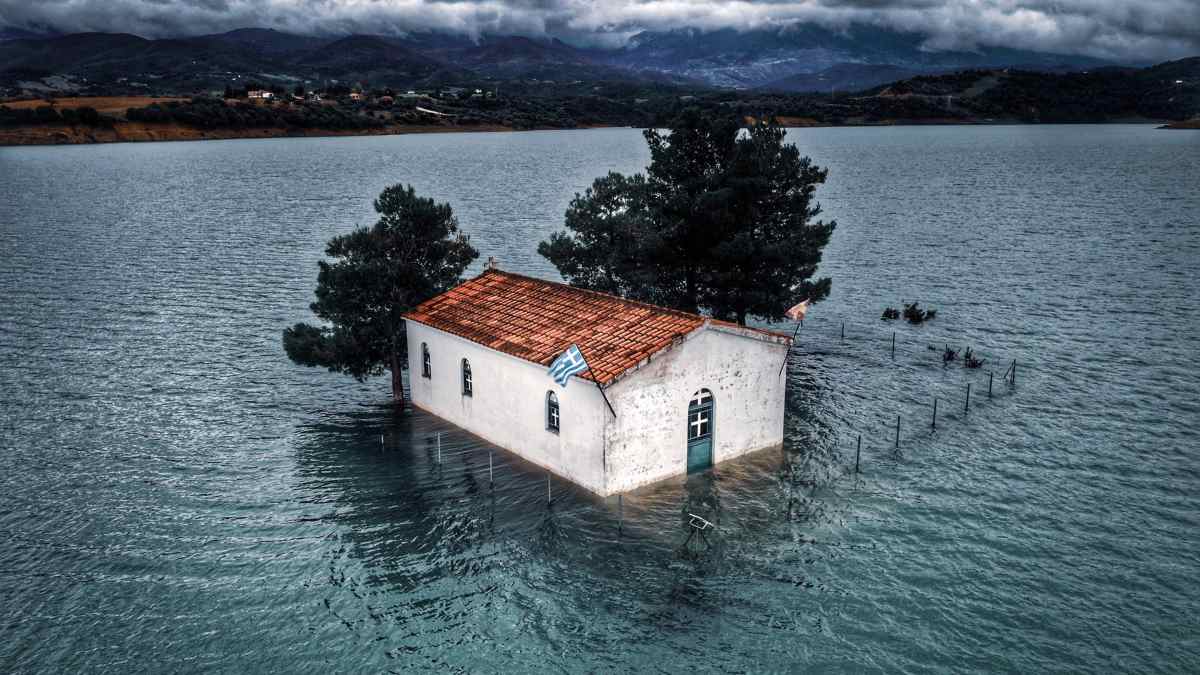 Ομορφιά που «κόβει» την ανάσα: Το εκκλησάκι που βυθίζεται κάθε ημέρα και ίσως χαθεί για πάντα