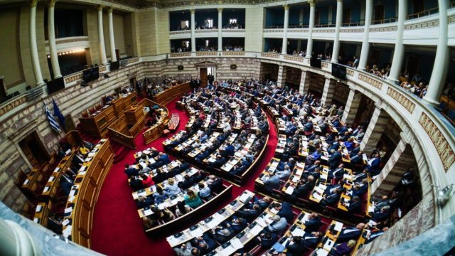 Βουλή: Εξελέγη το προεδρείο – “Όχι” σε αντιπροέδρους από Πλεύση Ελευθερίας, Σπαρτιάτες και Νίκη (Video)