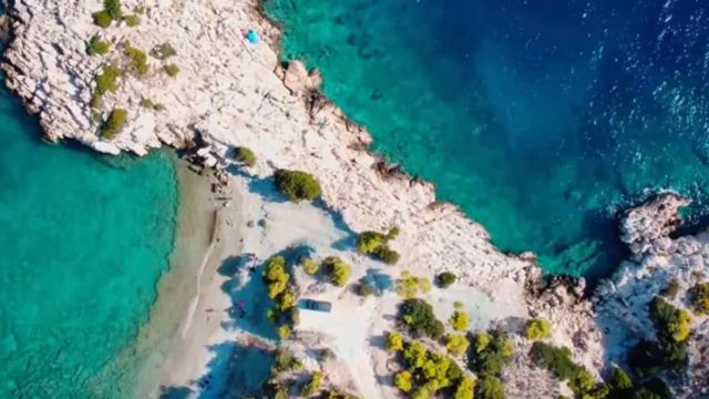 Ετοιμάστε εκδρομή: Η πανέμορφη παραλία στο πιο «παρεξηγημένο» νησί της Ελλάδας