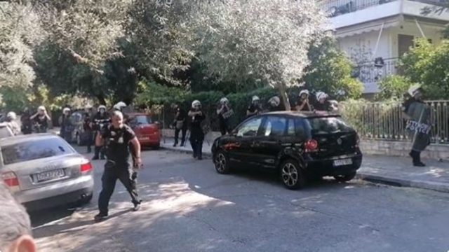Επεισόδια στα Πατήσια: Έξωση σε μονογονεϊκή οικογένεια για χρέος 800 ευρώ – Σφοδρές αντιδράσεις και χημικά από τα ΜΑΤ (video)