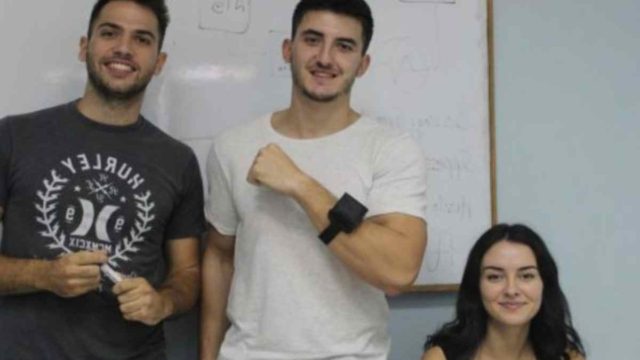 «Φωτεινά» παραδείγματα: Έλληνες φοιτητές δημιούργησαν συσκευή που εξαφανίζει το τρέμουλο του Πάρκινσον