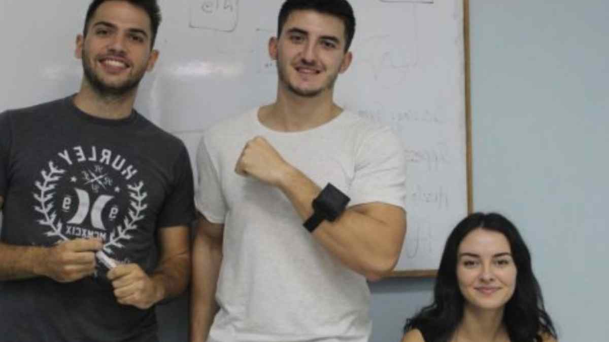«Φωτεινά» παραδείγματα: Έλληνες φοιτητές δημιούργησαν συσκευή που εξαφανίζει το τρέμουλο του Πάρκινσον