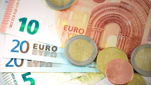Έρχονται αυξήσεις στους μισθούς δημοσίων υπαλλήλων και συνταξιούχων – Τριπλό όφελος για όσους έχουν παιδιά