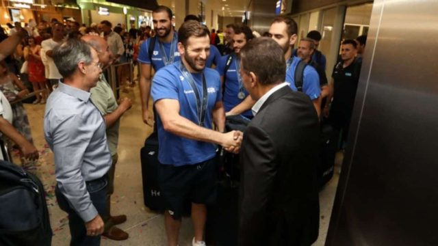 Αποθεώθηκε η Εθνική Ομάδα πόλο κατά την άφιξή της στο «Ελευθέριος Βενιζέλος»