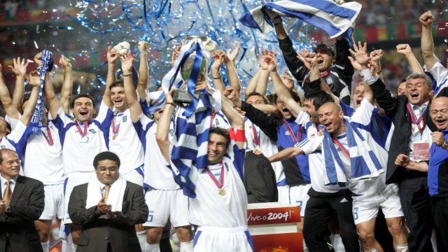 Σαν σήμερα: 19 χρόνια από το ελληνικό έπος του EURO 2004 – Η… τρελή πορεία του «πειρατικού» και η κούπα στον ουρανό του Ντα Λουζ!