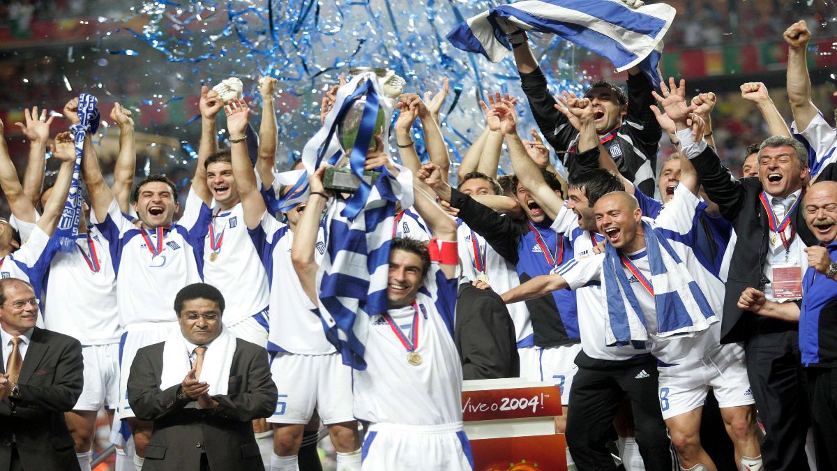 Σαν σήμερα: 19 χρόνια από το ελληνικό έπος του EURO 2004 – Η… τρελή πορεία του «πειρατικού» και η κούπα στον ουρανό του Ντα Λουζ!