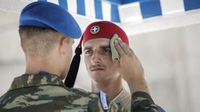 Αγέρωχοι στο πόστο τους οι λεβέντες Εύζωνες – Έφτασαν τους 70 βαθμούς τα κιόσκια των στρατιωτών