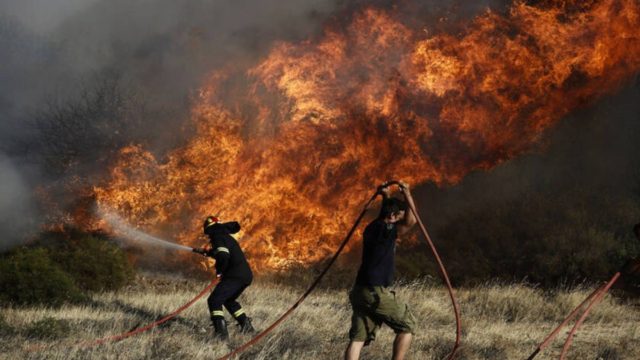 Φωτιά στην Εύβοια: Καίγεται το χωριό Κοντοδεσπότι – Νέος συναγερμός στην Πυροσβεστική
