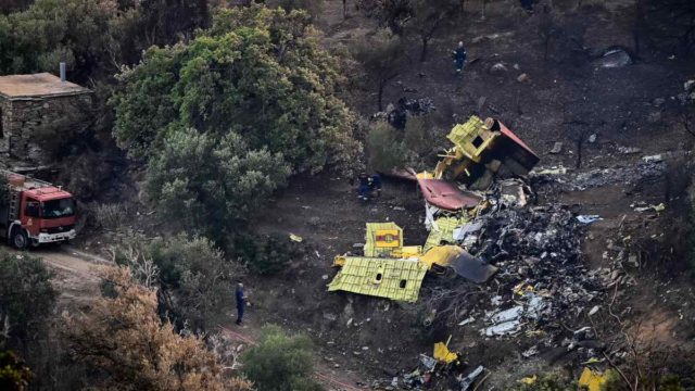 Η φωτογραφία της ημέρας: Τα απομεινάρια από το Canadair που έπεσε στην Κάρυστο
