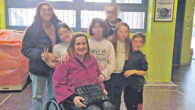 Περηφάνια για την 49χρονη Φανή Κρεμιζή: Πτυχιούχος στο Παιδαγωγικό Τμήμα του ΑΠΘ η 49χρονη μητέρα με αναπηρικό αμαξίδιο