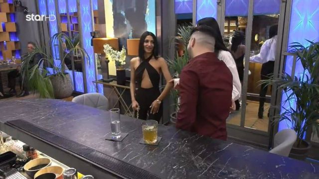 Πήγε να γνωρίσει τον έρωτα στο First Dates και μόλις είδε το… φλερτ της «πάγωσε»! Δεν πίστευε ποιον αντίκρισε (video)