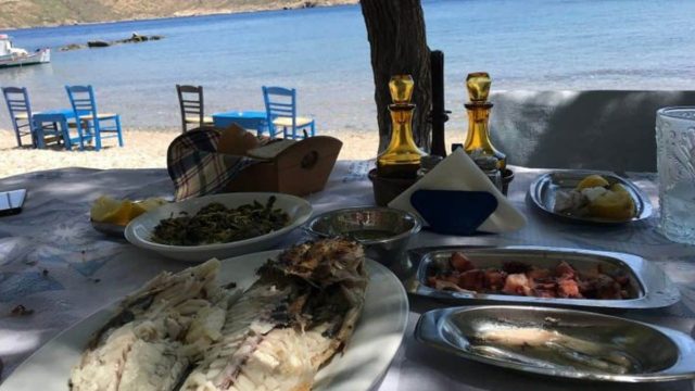 Ο τελευταίος φθηνός, ανέγγιχτος παράδεισος: Το νησί που επιλέγουν όσοι αγαπούν την ηρεμία, το φρέσκο ψάρι και τα κρυστάλλινα νερά