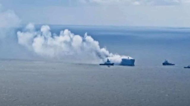 Φορτηγό πλοίο «πήρε» φωτιά στη μέση του ωκεανού: Ένα ηλεκτρικό αυτοκίνητο προκάλεσε την καταστροφή (video)