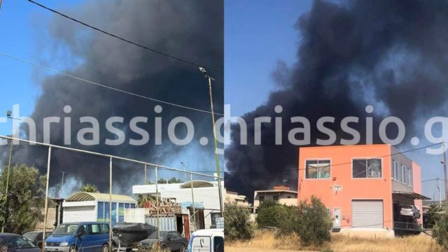Φωτιά στον Ασπρόπυργο – Καίει μέσα στον οικιστικό ιστό