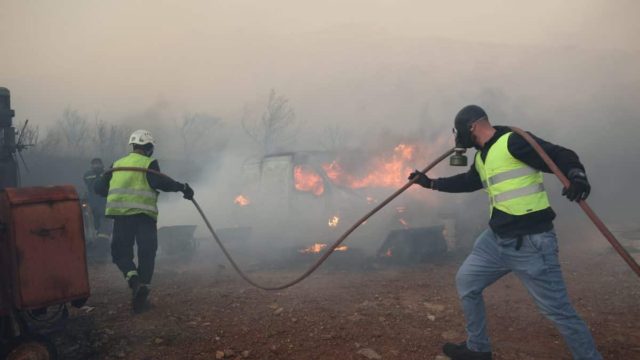 Δύο τα μέτωπα της φωτιάς στο Δαφνί – Νέα εστία νότια της Λεωφόρου Αθηνών