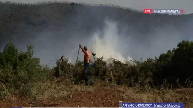 Αγωνιώδης κραυγή απο τον δήμαρχο Ελευσίνας: «Ζητώ βοήθεια! Χωρίς αεροπλάνα δεν λύνουμε το θέμα» – 20 μέτρα από το πρώτο σπίτι στον Νέο Πόντο η φωτιά (Video)