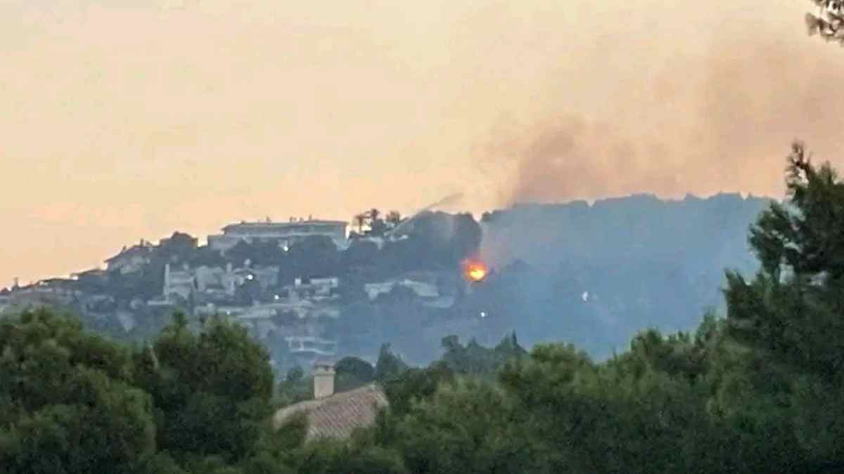 Υπό μερικό έλεγχο η φωτιά στην Κηφισιά – Μεγάλη κινητοποίηση της πυροσβεστικής προκειμένου οι φλόγες να μη φτάσουν σε σπίτια