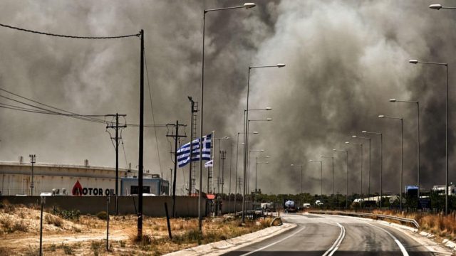 Μάχη με τις φλόγες μέρα 3η: Αγωνία για οικισμούς στη Μάνδρα, συνεχείς αναζωπυρώσεις στο Λουτράκι