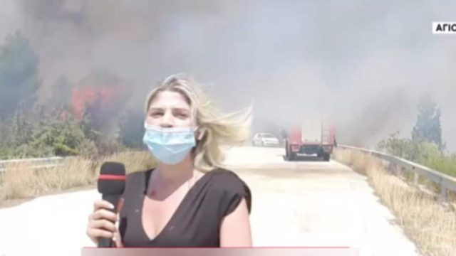 Φωτιά στο Λουτράκι: Πανικός στον αέρα του ΣΚΑΙ – «Το αυτοκίνητο έχει λαμπαδιάσει, πρέπει να απομακρυνθούμε»
