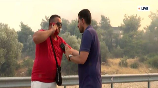 «Δεν υπάρχει κανείς εδώ να με βοηθήσει. Είμαι μόνος μου. Έχω κινητικά προβλήματα. Η πίεσή μου αρχίζει και ανεβαίνει» – Δραματική έκκληση 70χρονου εγκλωβισμένου στην Αγιά Σωτήρα Μάνδρας (Video)