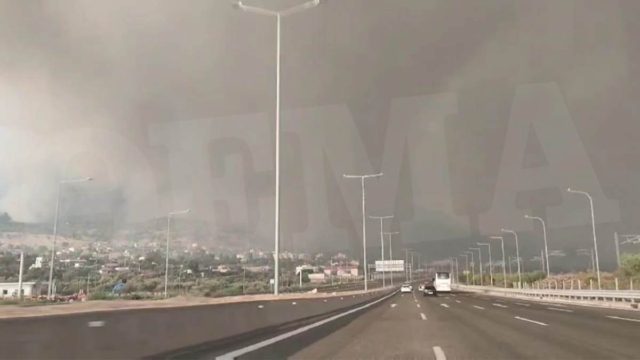 Βίντεο – σοκ από τη φωτιά στη Μάνδρα: Μαύροι καπνοί και αποπνικτική ατμόσφαιρα – Ανακαλούνται όλες οι άδειες στην Πυροσβεστική
