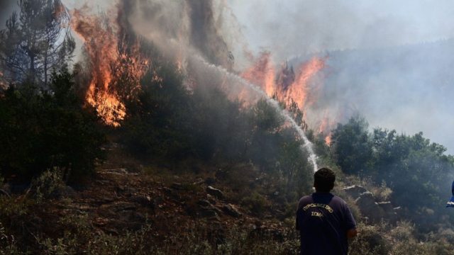 Φωτιές: Μεγάλη αναζωπύρωση σε Μάνδρα και Μέγαρα: Εκκενώνεται και ο Άγιος Παντελεήμων – «Βροχή» τα μηνύματα του 112