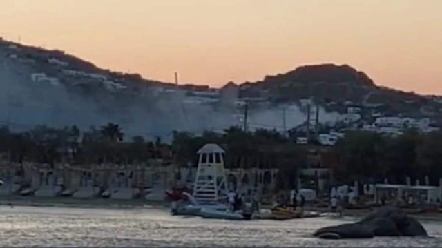 Πανικός στην Μύκονο από φωτιά στην Ψαρρού – Εγκαταλείπουν την παραλία οι λουόμενοι