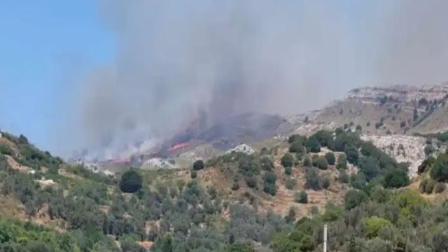 Φωτιά στην Κεραμωτή Νάξου: Μεγάλη κινητοποίηση της Πυροσβεστικής – Φτάνουν οχήματα από Σύρο και πεζοπόρο από Αττική (video)