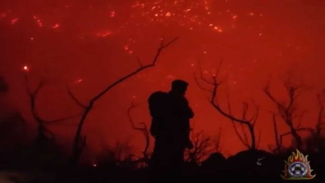 Μάχη με την φωτιά: Συγκλονιστικό βίντεο της Πυροσβεστικής μέσα στις φλόγες – Η αγωνία των ανθρώπων και η δύναμη με την οποία οι πυροσβέστες μπαίνουν και παλεύουν