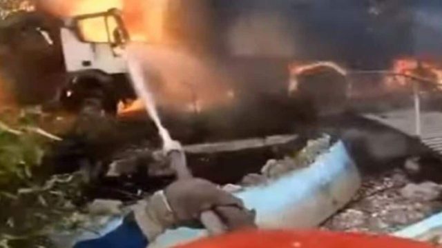 Πυρκαγιά στην Μάνδρα: Συγκλονιστικές εικόνες από την πυρκαγιά «μέσα από τα μάτια του πυροσβέστη»