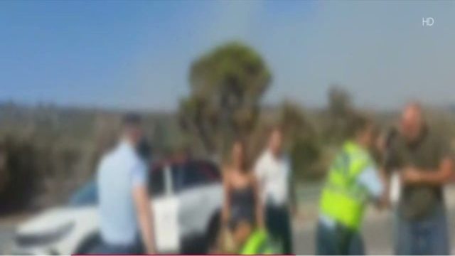 Φωτιά στη Μάνδρα: Πολίτες πιάστηκαν στα χέρια με αστυνομικούς – Παρακαλούσαν να περάσουν για να σώσουν τα χωριά τους (Video)