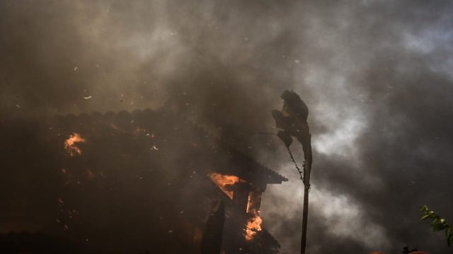 Φωτιά στο Νέο Κουβαρά: «Δεν βλέπω μπροστά μου από τους καπνούς» – Καίγονται σπίτια! Εκκενώνονται Σαρωνίδα-Λαγονήσι-Ανάβυσσος – Τρομακτική κίνηση στην Αθηνών-Σουνίου προς Παλαιά Φώκαια μετά το 112 (Video)