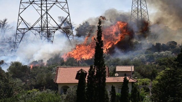 Φωτιά στο Νέο Κουβαρά: 3 χιλιόμετρα το πύρινο μέτωπο! Εκκενώνονται Λαγονήσι, Σαρωνίδα, Ανάβυσσος – Κίνδυνος να κατέβει προς την παραλία η φωτιά – Ποιοι δρόμοι είναι κλειστοί
