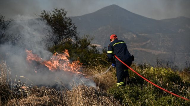 Φωτιά στον Βαρνάβα – Επί τόπου ισχυρή πυροσβεστική δύναμη