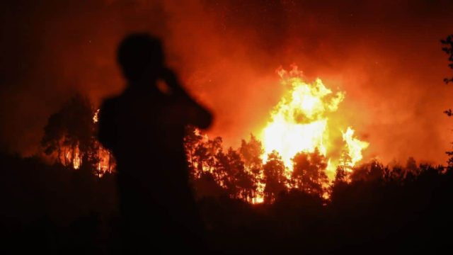Δύσκολη νύχτα για τη Ρόδο: Μεγάλες αναζωπυρώσεις στα Λάερμα – Δόθηκε εντολή εκκένωσης – Στάχτη 30.000 στρέμματα