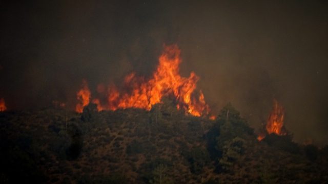Πύρινος εφιάλτης για 5η μέρα: Μάχη με τις αναζωπυρώσεις! Χωρίς ενεργό μέτωπο στη Δ. Αττική – Σε ύφεση στη Λακωνία – Σε εξέλιξη η φωτιά στη Ρόδο (Video)