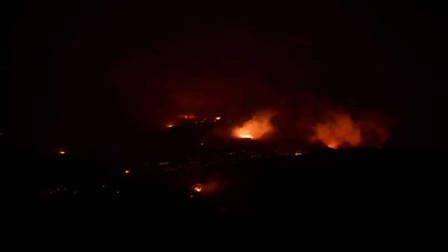 Ολονύχτια μάχη στα πύρινα μέτωπα: Μεγάλη ανησυχία για τα Δερβενοχώρια! Κάηκαν σπίτια στην Αττική – Καλύτερη η εικόνα στο Λουτράκι (Video)