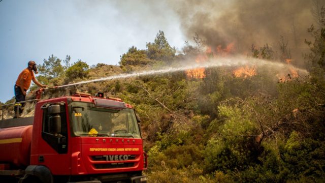 «Συναγερμός» στην Αιτωλοακαρνανία: Φωτιά σε δασική έκταση – Επιχειρούν επίγειες και εναέριες δυνάμεις
