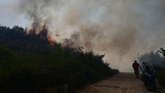 «Καμπανάκι» από το 112: Αποπνικτική η ατμόσφαιρα στα Δερβενοχώρια – «Κλείστε πόρτες και παράθυρα» (video)