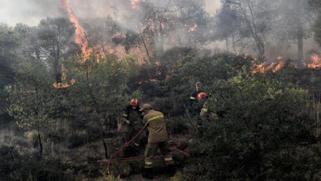 Διπλό πύρινο μέτωπο στην Κρήτη – Επιχειρούν τώρα επίγειες και εναέριες δυνάμεις