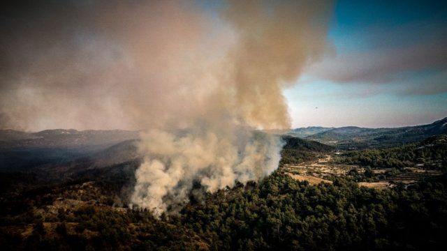 «Θρίλερ» στη Μάνδρα: Σημαντική αναζοπύρωση στο Καραούλι – Άμεση κινητοποίηση των πυροσβεστικών δυνάμεων (photo)