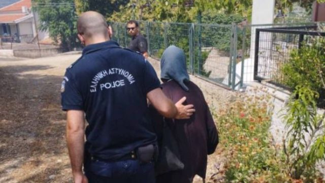Φωτιά στην Κέρκυρα: Αστυνομικοί βοηθούν ηλικιωμένη να εκκενώσει το σπίτι της στις Λούτσες (video)